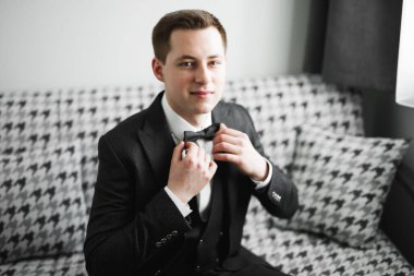 Genç ve yakışıklı bir adam iş toplantısından sonra bir otelde dinleniyor..