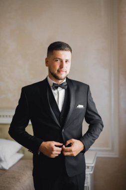 Güzel adam, damat poz veriyor ve düğüne hazırlanıyor..