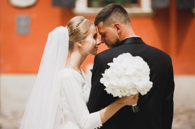 Göz kamaştırıcı mutlu çift birbirine yakın duruyor ve gözlerinin içine bakıyor..