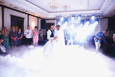 Restoranda dans eden mutlu yeni evliler..