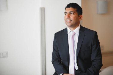 Damat sabah hazırlığı. Yakışıklı adam giyiniyor ve düğüne hazırlanıyor..