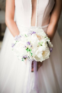 Tüylü, lüks makyaj, saç stili, stüdyo içi fotoğraf çekimi olan güzel bir gelin..