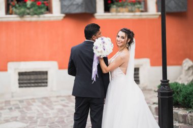 Lüks evli çift, gelin ve damat eski şehirde poz veriyor..