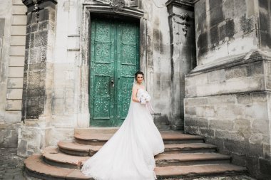 Zarif beyaz elbiseler içinde güzel bir gelin.