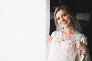 Tüylü, lüks makyaj, saç stili, stüdyo içi fotoğraf çekimi olan güzel bir gelin..