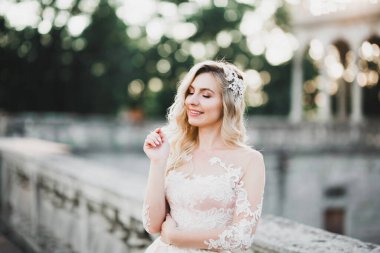 Güzel bir moda gelininin portresi, tatlı ve şehvetli. Düğün makyajı ve saç..