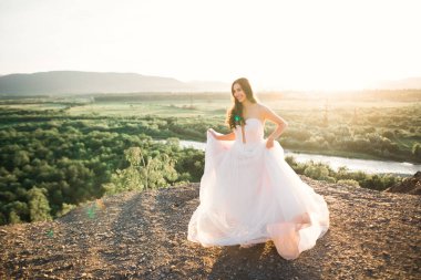 Zarif beyaz elbiseler içinde güzel bir gelin.