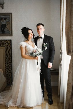 Gelin ve damat el ele tutuşuyor..