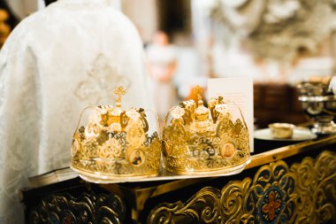 Kilisedeki masanın üzerinde altın taçlar var..