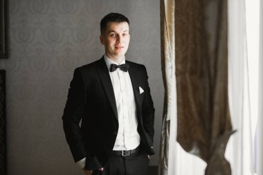 Damat sabah hazırlığı. Yakışıklı adam giyiniyor ve düğüne hazırlanıyor..