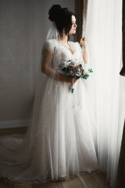 Tüylü, lüks makyaj, saç stili, stüdyo içi fotoğraf çekimi olan güzel bir gelin..