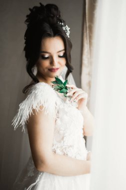 Zarif beyaz elbiseler içinde güzel bir gelin.