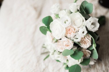 Farklı çiçeklerden oluşan lüks bir düğün buketi..