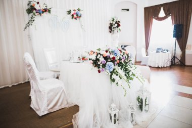 Düğün töreni için hazırlanmış bir restoranın içinde..