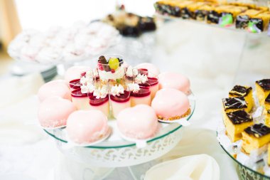 Çeşitli lezzetli tatlılar, yemek fikirleri ve kutlamalarla dolu bir büfe..