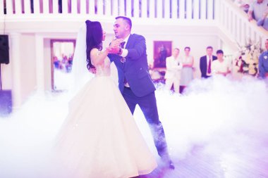 Güzel bir düğün çifti yeni evlendi ve ilk danslarını ediyorlar..