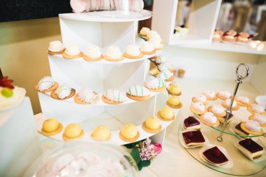 Masada süslü düğün pastası var..