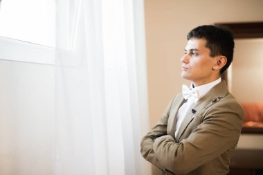 Damat sabah hazırlığı. Yakışıklı adam giyiniyor ve düğüne hazırlanıyor..