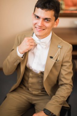 Damat sabah hazırlığı. Yakışıklı adam giyiniyor ve düğüne hazırlanıyor..