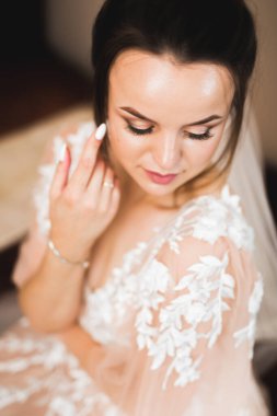 Damat sabah hazırlığı. Yakışıklı adam giyiniyor ve düğüne hazırlanıyor..