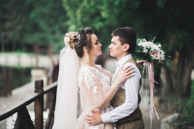 Göz kamaştırıcı mutlu çift birbirine yakın duruyor ve gözlerinin içine bakıyor..