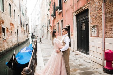 Birbirlerine yakın duran ve İtalya, Venedik 'te gözlerinin içine bakan muhteşem mutlu çift..