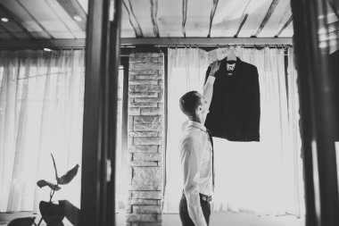 Damat sabah hazırlığı. Yakışıklı adam giyiniyor ve düğüne hazırlanıyor..