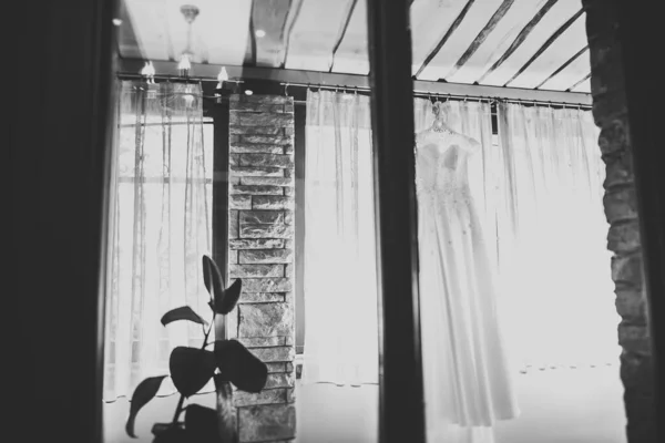 Ідеальна Весільна Сукня Повною Спідницею Вішалці Кімнаті Нареченої — стокове фото