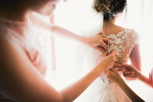Руки Подружок Весільній Сукні Щасливий Шлюб Наречена День Весілля Концепція — стокове фото
