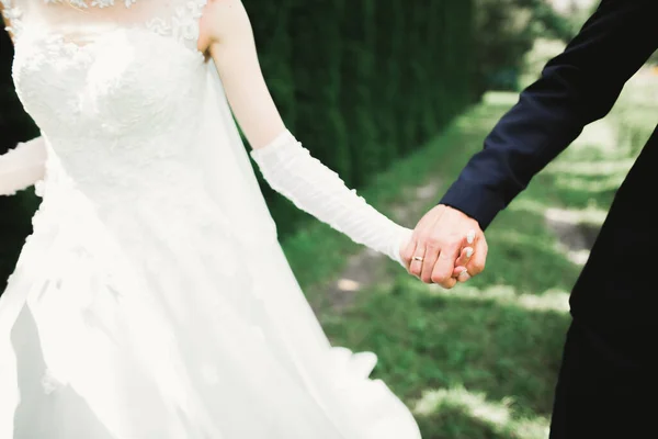 Glückliches Hochzeitspaar Beim Spaziergang Einem Botanischen Park — Stockfoto