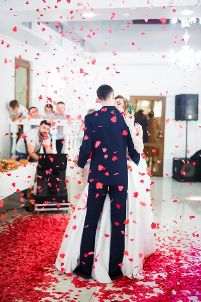 Красива Весільна Пара Щойно Одружилася Танцювала Свій Перший Танець — стокове фото