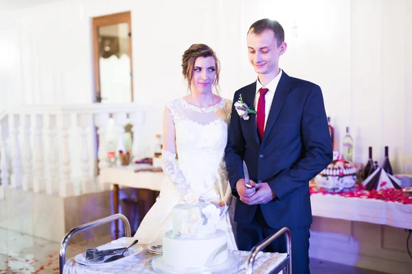 新娘和新郎在婚礼上切结婚蛋糕 — 图库照片