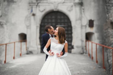 Güzel gelin ve damat evlendikleri gün kucaklaşıp öpüşüyorlar..