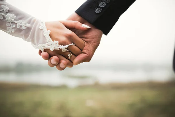 Γάμος Ζευγάρι Κρατώντας Χέρια Γαμπρός Και Νύφη Μαζί Την Ημέρα — Φωτογραφία Αρχείου