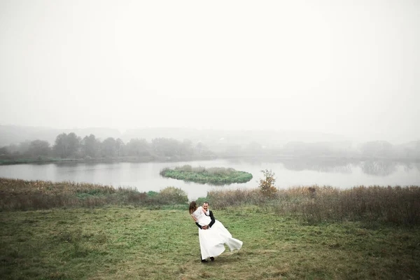 Hochzeitspaar Der Natur Umarmt Sich Schöne Modell Mädchen Weißem Kleid — Stockfoto