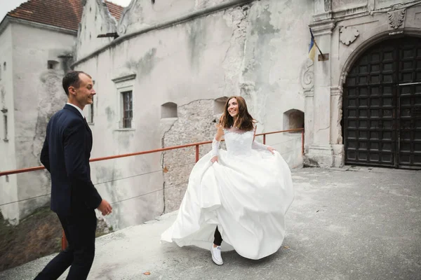 Casal Elegante Recém Casados Felizes Noiva Fugindo Noivo Dia Casamento — Fotografia de Stock