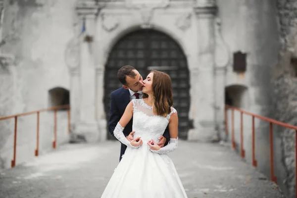 Schöne Braut Und Bräutigam Umarmen Und Küssen Sich Hochzeitstag Freien — Stockfoto