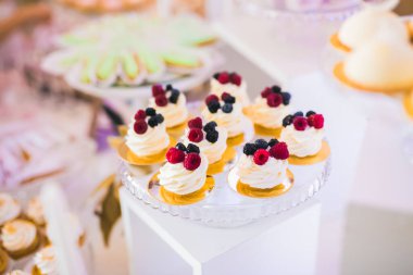 Düğün şekeri büfesinde lezzetli tatlılar, tatlılar, kekler..