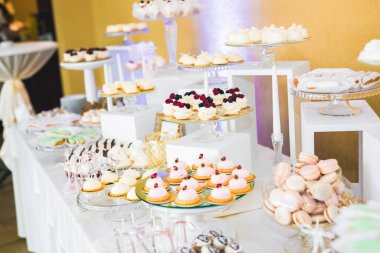 Lezzetli ve tatlı bir tatlı masası. Kapalı resepsiyonda küçük kekler ve shot 'lar var..