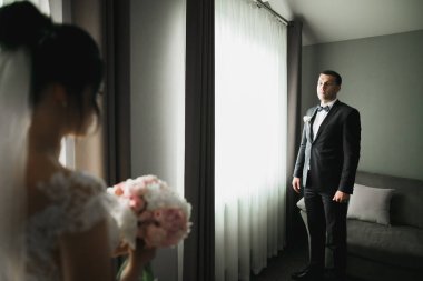 Genç ve güzel bir çiftin yakın çekimi..