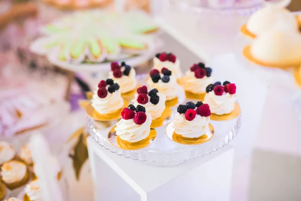 Leckere Süßigkeiten Auf Hochzeitsbonbons Buffet Mit Desserts Cupcakes — Stockfoto