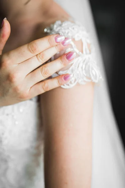 Красива Наречена Модній Весільній Сукні Пір Розкішним Захоплюючим Макіяжем Зачіскою — стокове фото