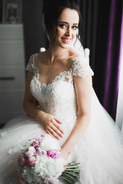 Портрет Потрясающей Невесты Длинными Волосами Позирующей Большим Букетом — стоковое фото