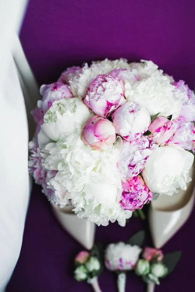 一双精致时髦的新娘鞋 配上一束玫瑰和其他花朵 — 图库照片