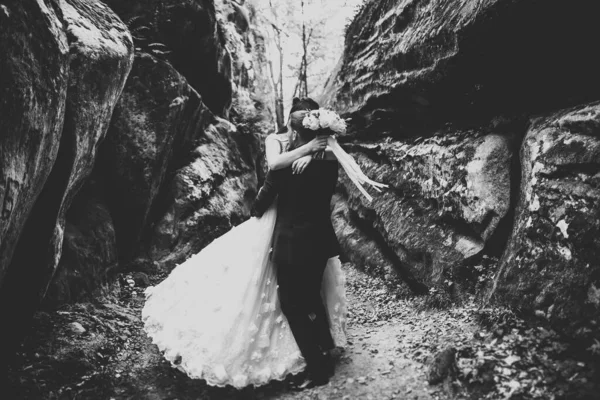 Schöne Wunderschöne Braut Posiert Für Den Bräutigam Und Hat Spaß — Stockfoto