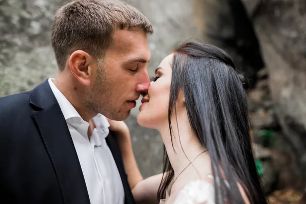 Couple Mariage Amoureux Embrasser Étreindre Près Des Rochers Sur Beau — Photo
