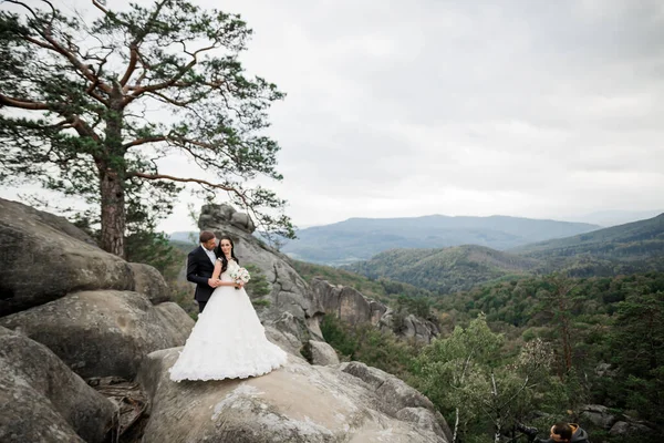 Prachtige Prachtige Bruid Poseren Bruidegom Plezier Buurt Bergen Met Een — Stockfoto