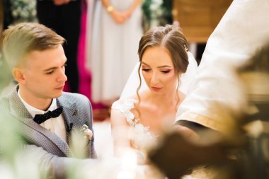 Düğün çifti kilisede evleniyor..