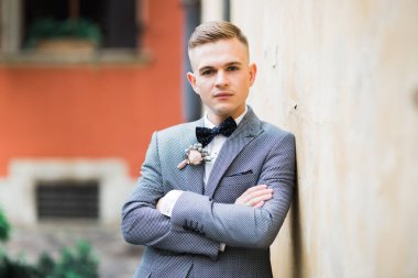 Arka planda izole edilmiş bir şekilde gülümseyen genç adamın portresi..