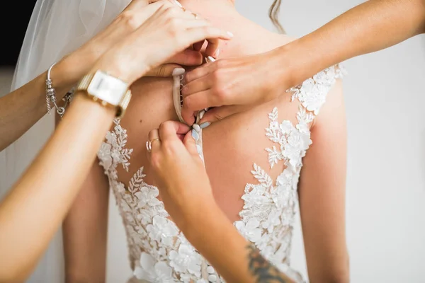 Hände Von Brautjungfern Brautkleid Glückliche Ehe Und Braut Hochzeitstag — Stockfoto